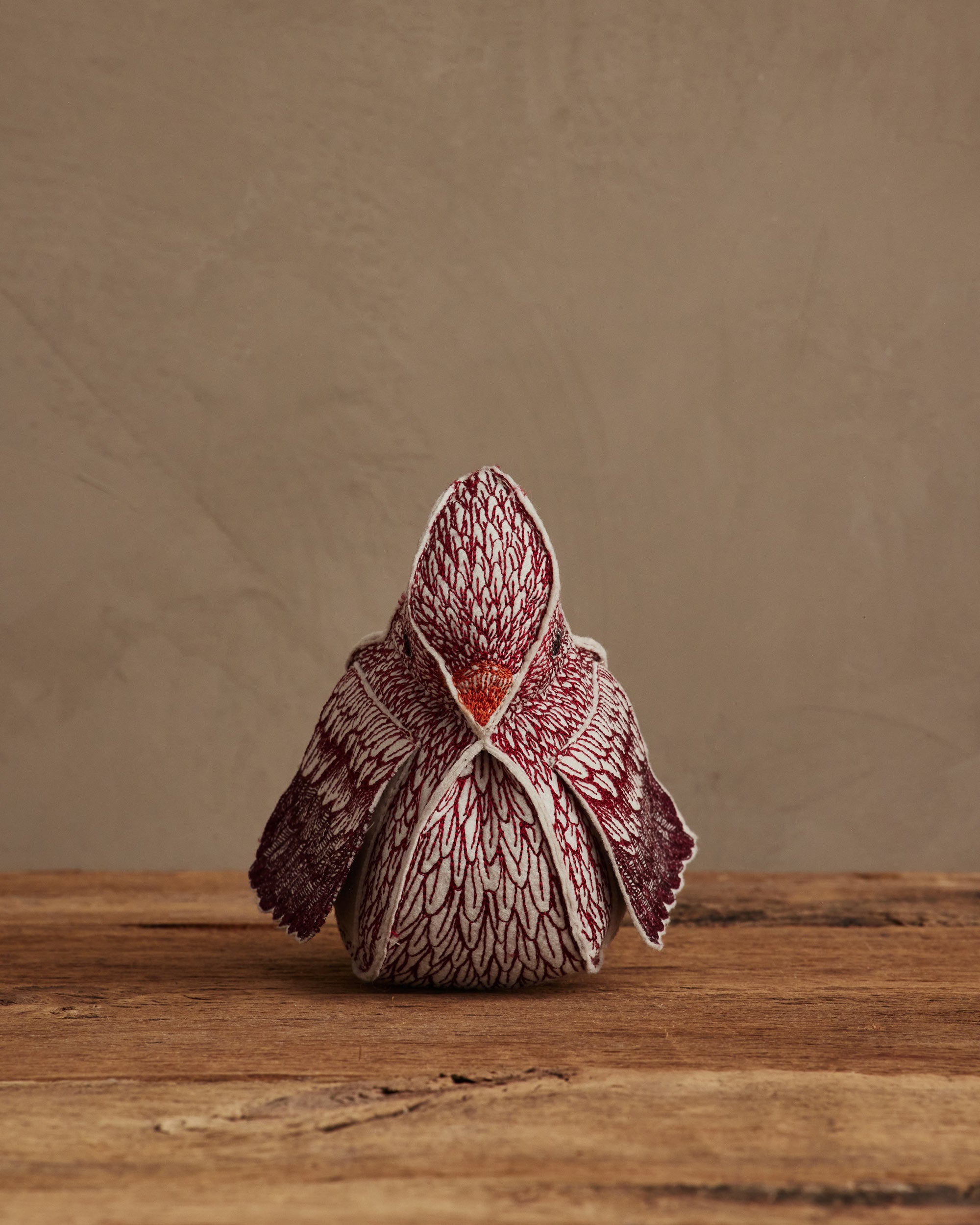 Coral & Tusk 刺繍アート 小鳥／リネン Cardinal of Hope | Coral & Tusk