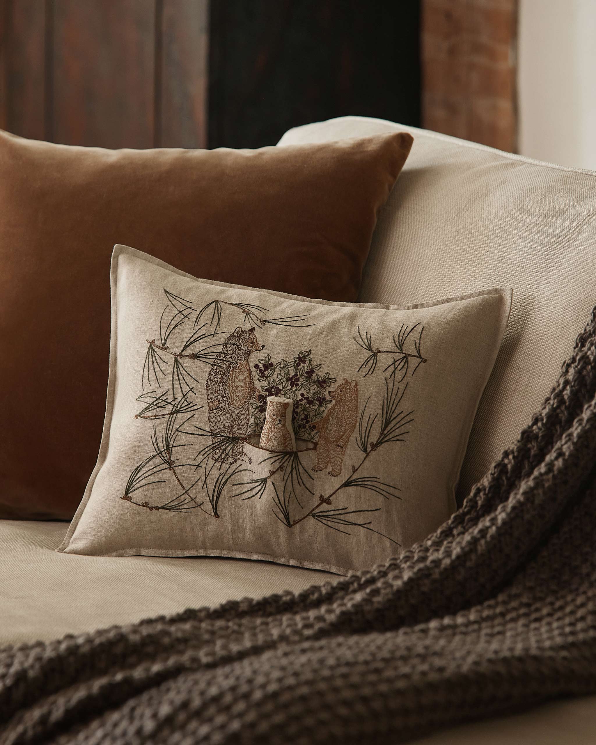 Coral & Tuskクッションカバー Bear apothecary Briar Bears Pocket Pillow | Coral & Tusk