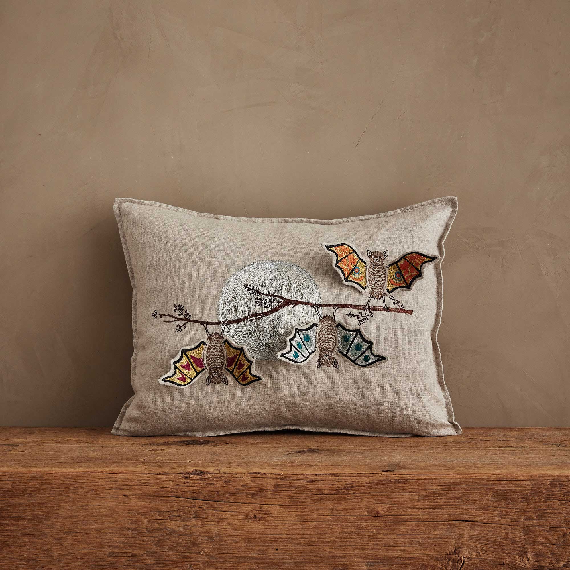 Coral & Tusk 刺繍アート 小鳥／リネン Bat Branch Pillow | Coral & Tusk