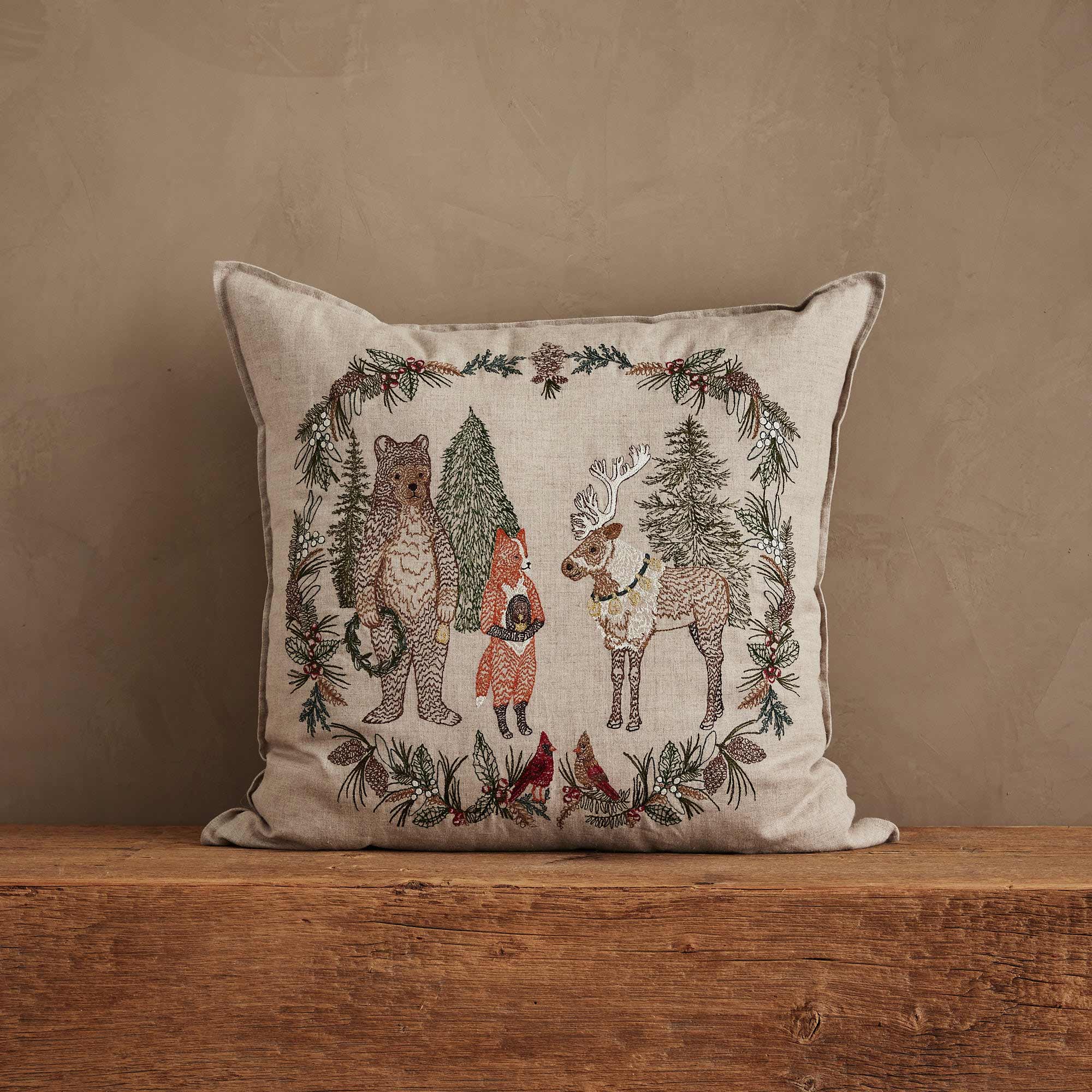 CORAL&TUSK（コーラル＆タスク）の刺繍クッション　クリスマス　バージョン Christmas Cheer Wreath Pillow | Coral & Tusk