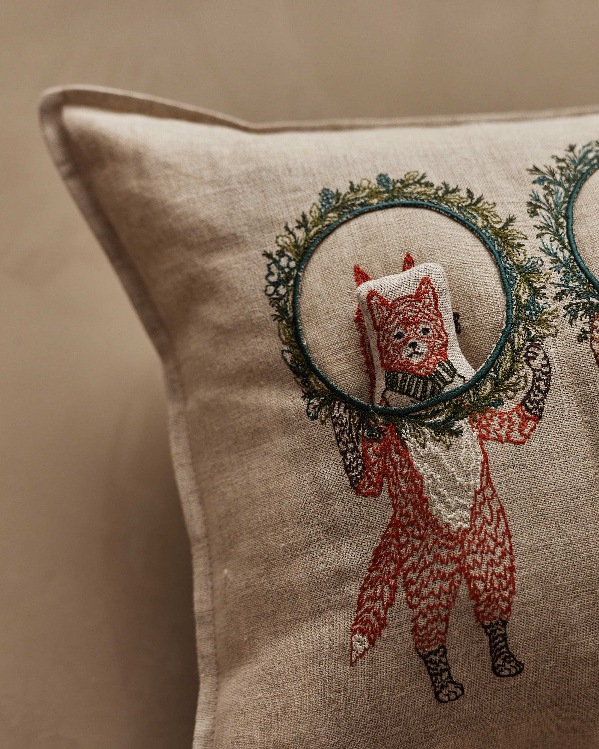 コーラルアンドタスク　ポケットクッションカバー　クリスマスギフトツリー Christmas Wreath Trio Pocket Pillow | Coral & Tusk
