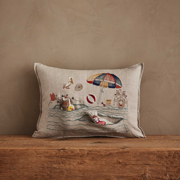 コーラル&タスク クッションカバー Beach Pocket Pillow Coral_and_Tusk_Pillow_Day_at_B