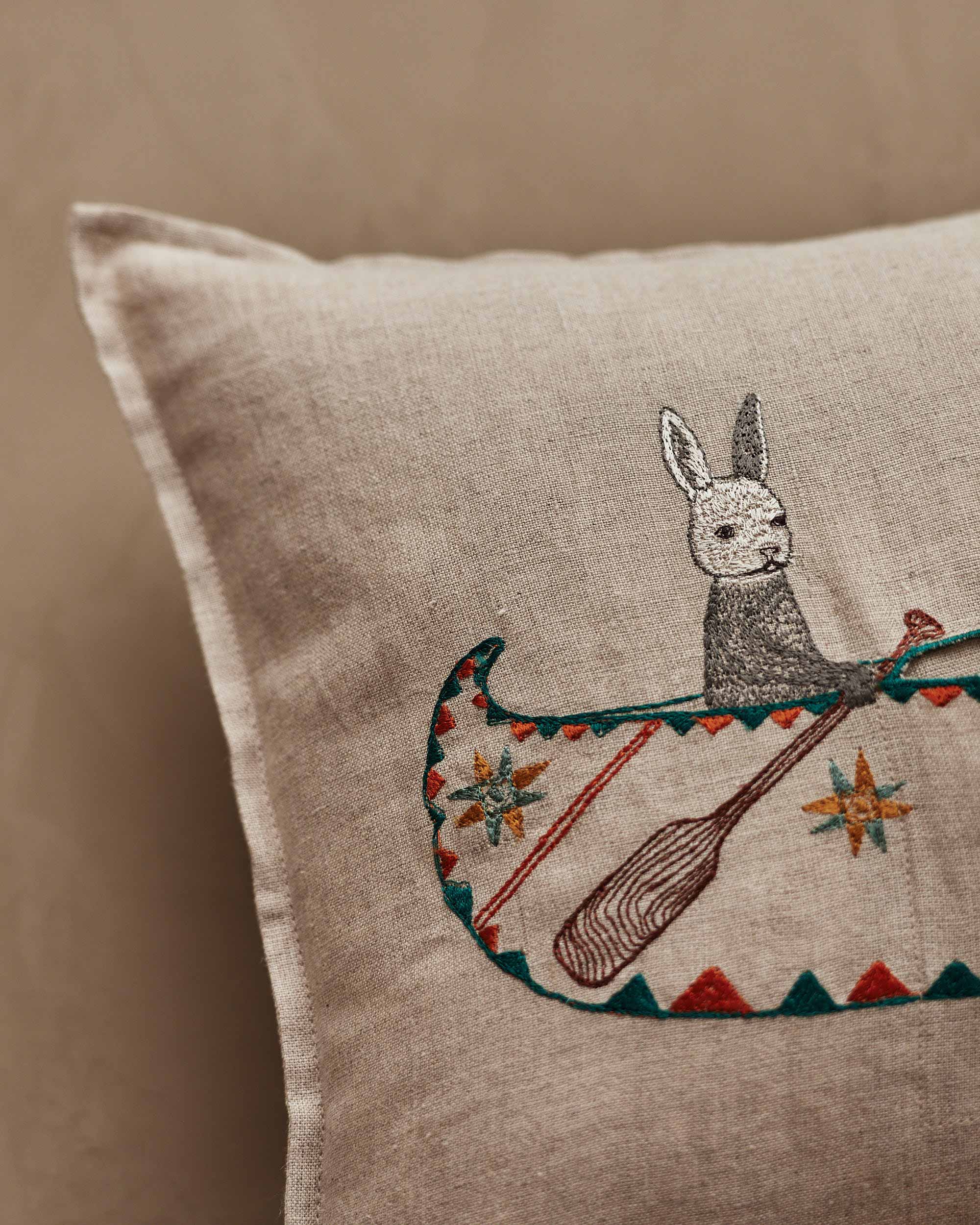 クッションカバー Coral & Tusk Friends Canoe Pocket Pillow Friends Canoe Pocket Pillow | Coral & Tusk