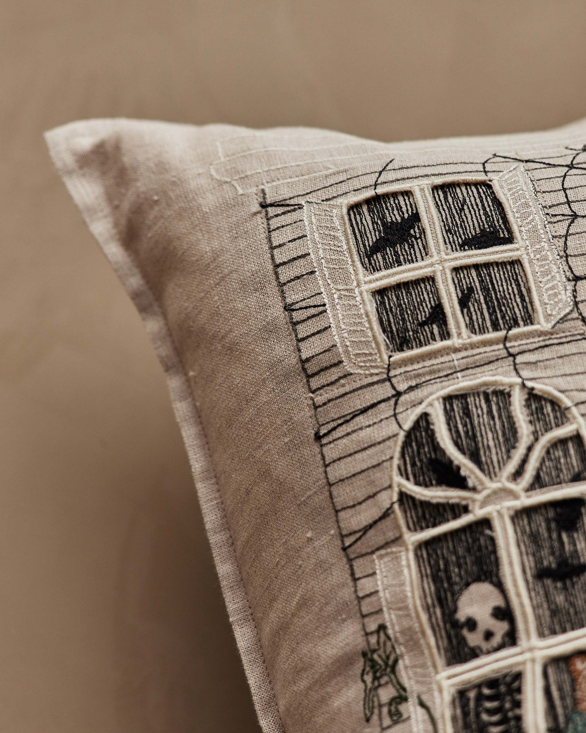 Coral & Tusk Halloweenハロウィン　ポケットクッションカバー Haunted House Pocket Pillow | Coral & Tusk