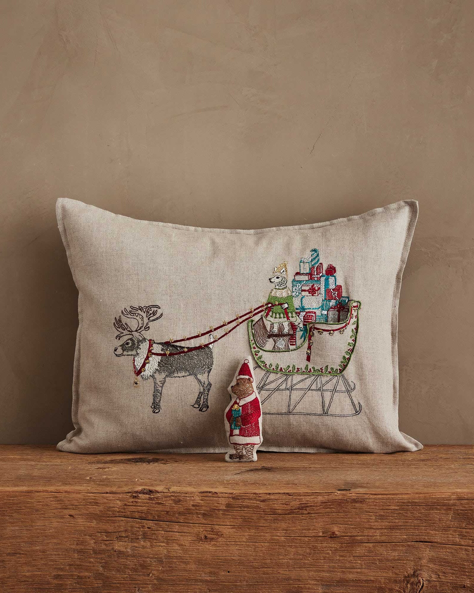 コーラルアンドタスク　クッション　クリスマス　Santa's Sleigh Santa's Sleigh Pocket Pillow | Coral & Tusk