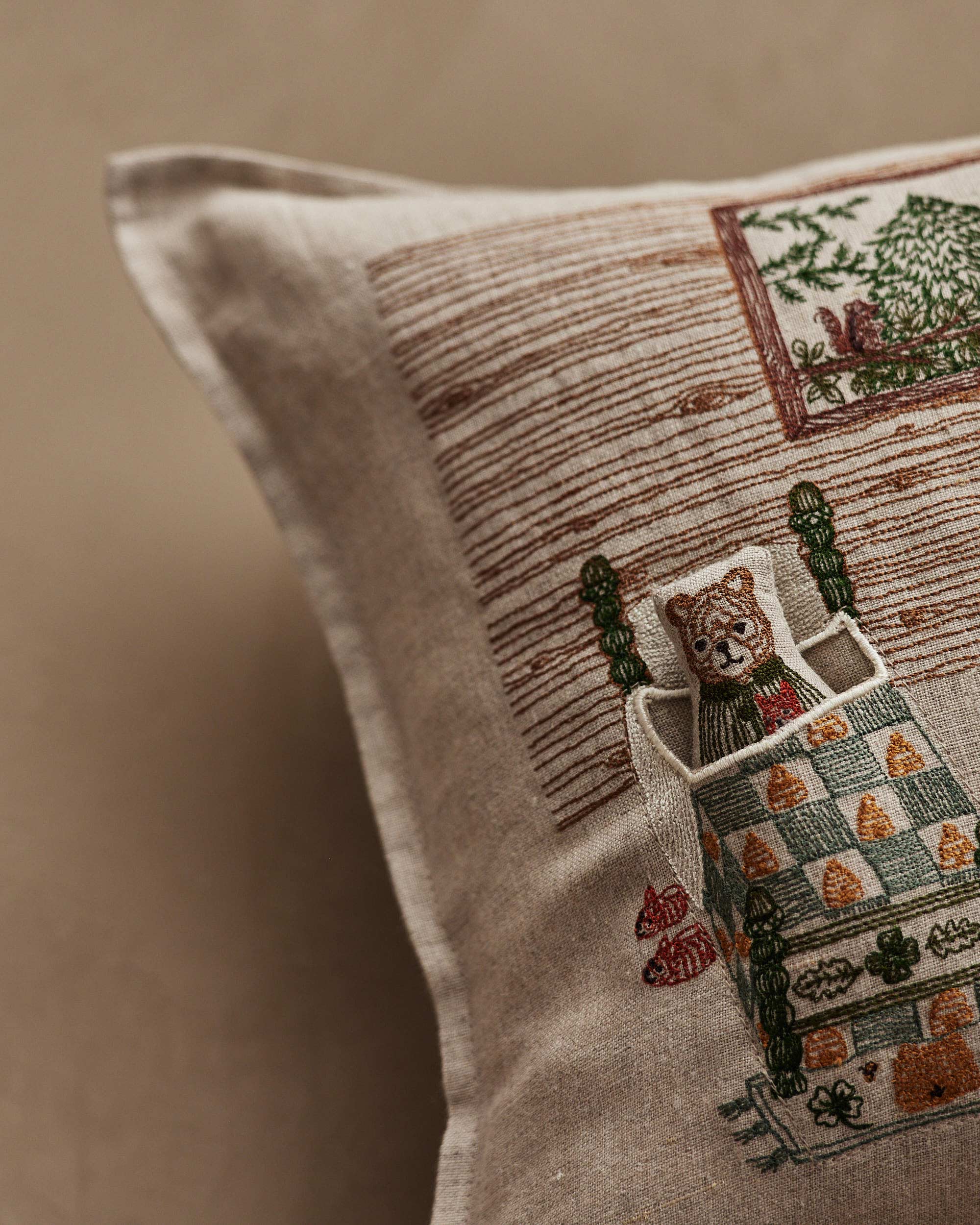 Coral & Tuskクッションカバー Bear apothecary Three Little Bears Pocket Pillow | Coral & Tusk