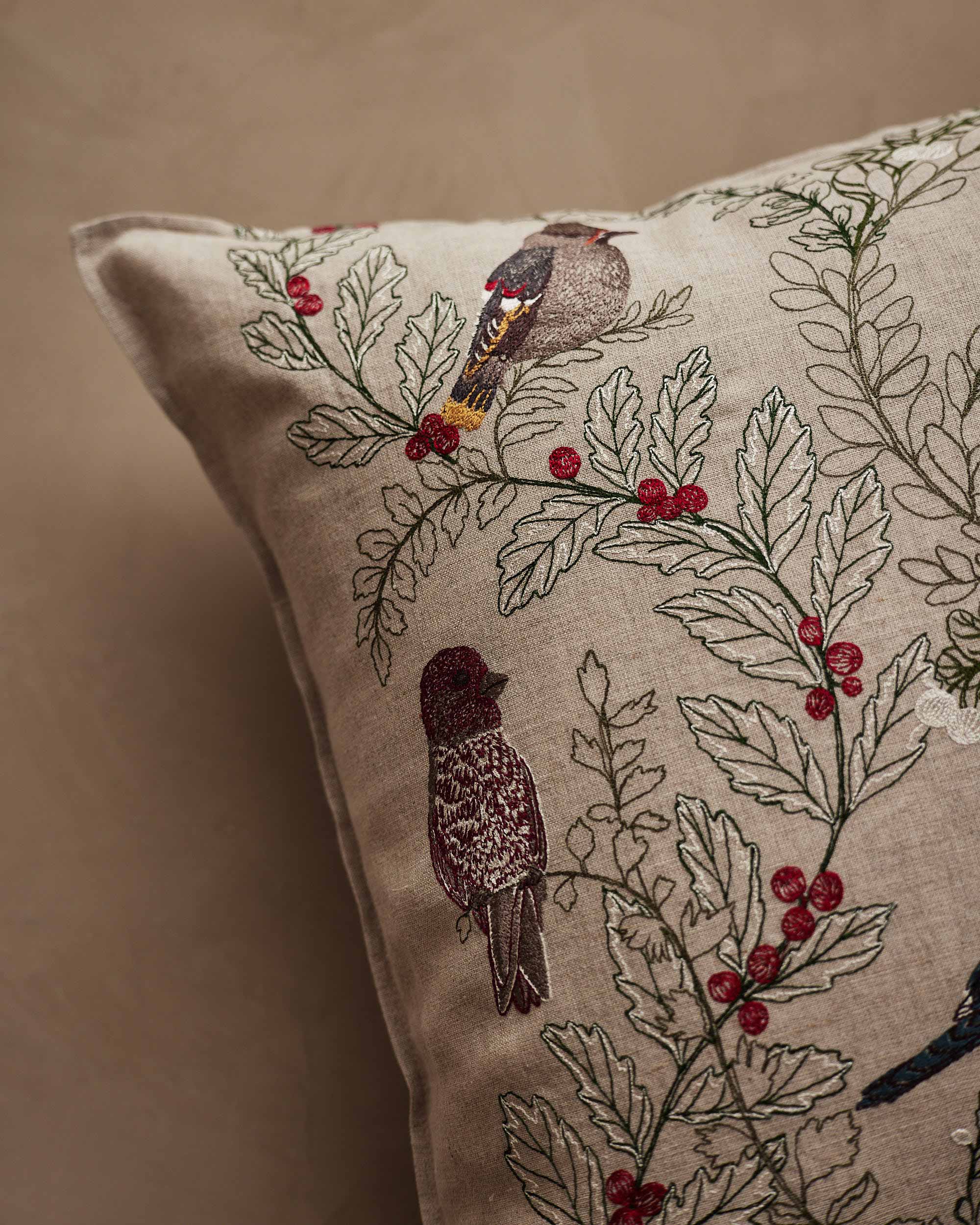 Coral & Tusk コーラルタスク winter birds クッション Winter Birds Pillow | Coral & Tusk