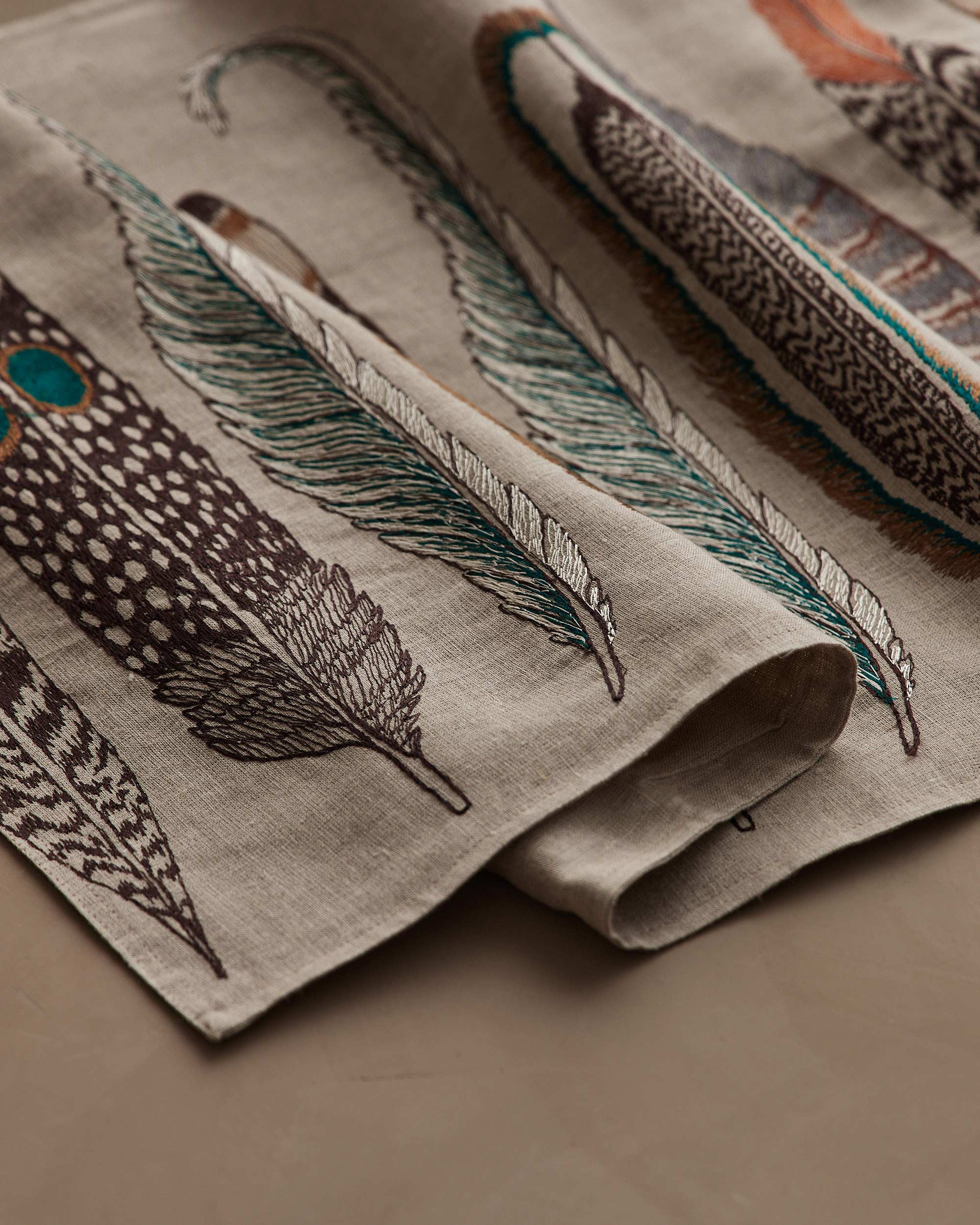 CORAL &TUSK Feathers 羽 テーブルランナー 保存袋付き Feathers Table Runner | Coral & Tusk