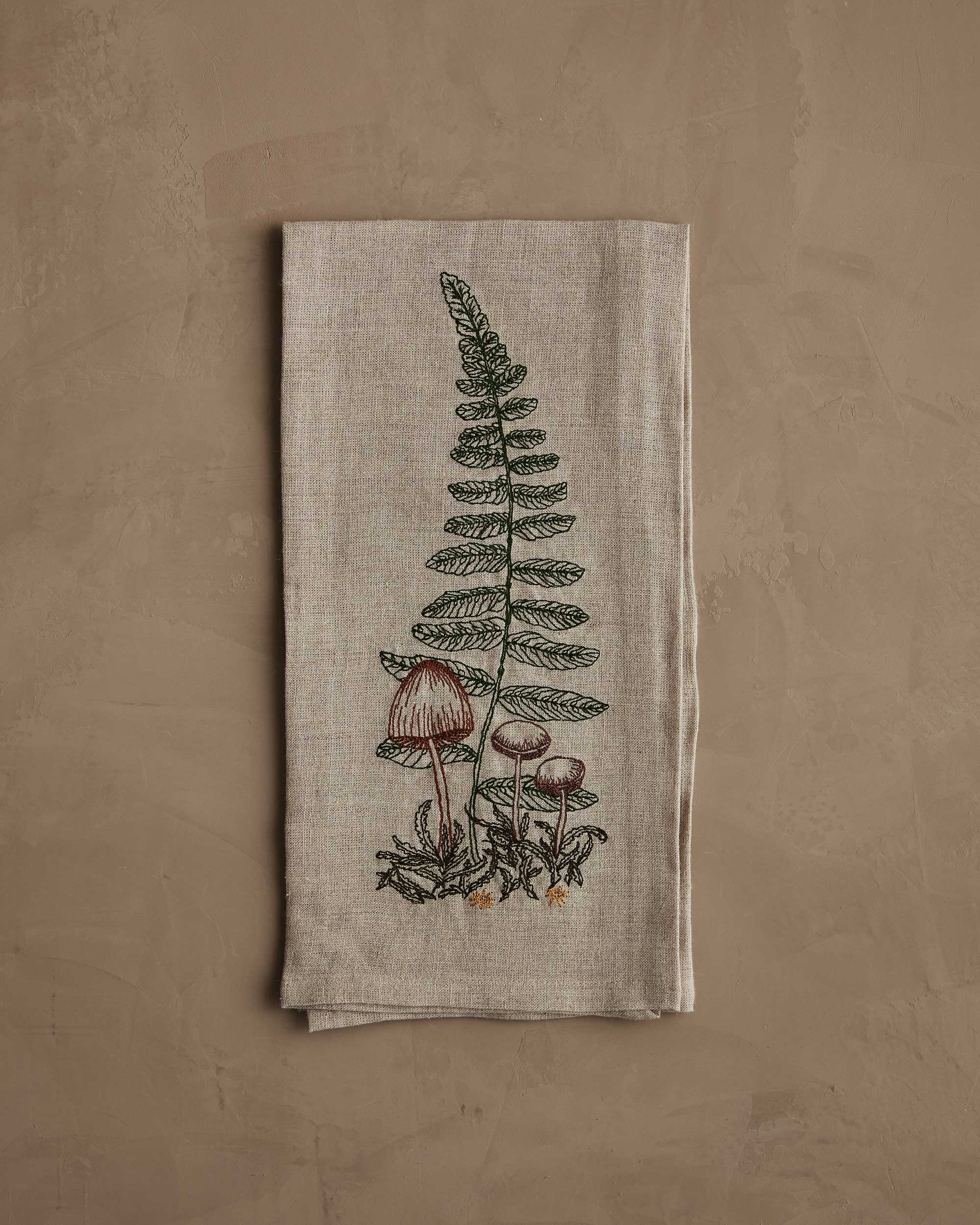 CORAL&TUSK　　 Tea Towel card(クラフト紙) Christmas Cardinals Tea Towel | Coral & Tusk
