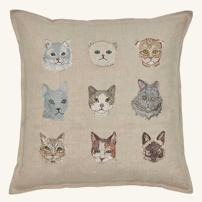 Coral&Tusk クッションカバー　Prayful Cats CORAL&TUSK [Playful Cats Pillow] 毛糸玉で遊ぶネコ 刺繍