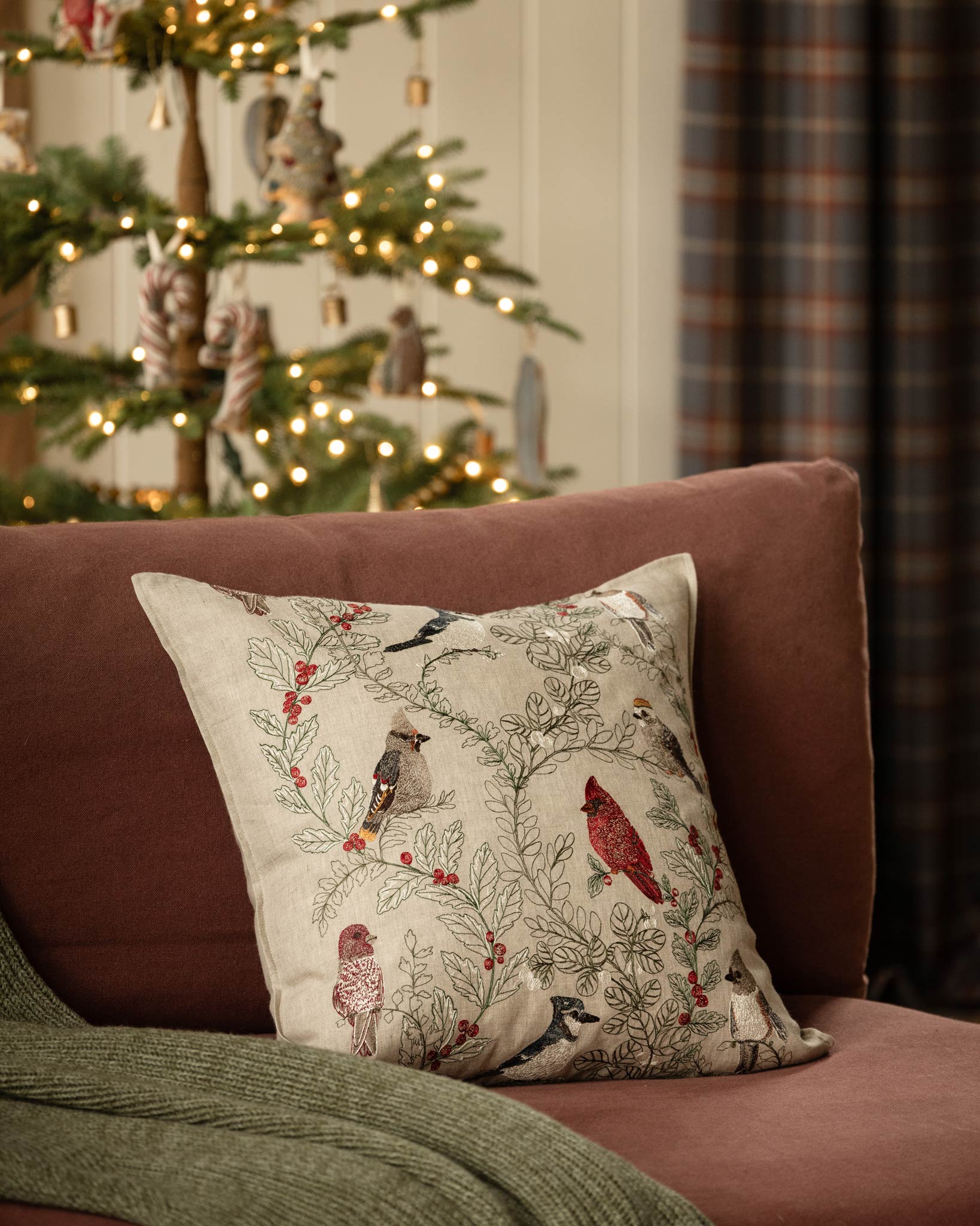 Coral & Tusk コーラルタスク winter birds クッション Winter Birds Pillow | Coral & Tusk