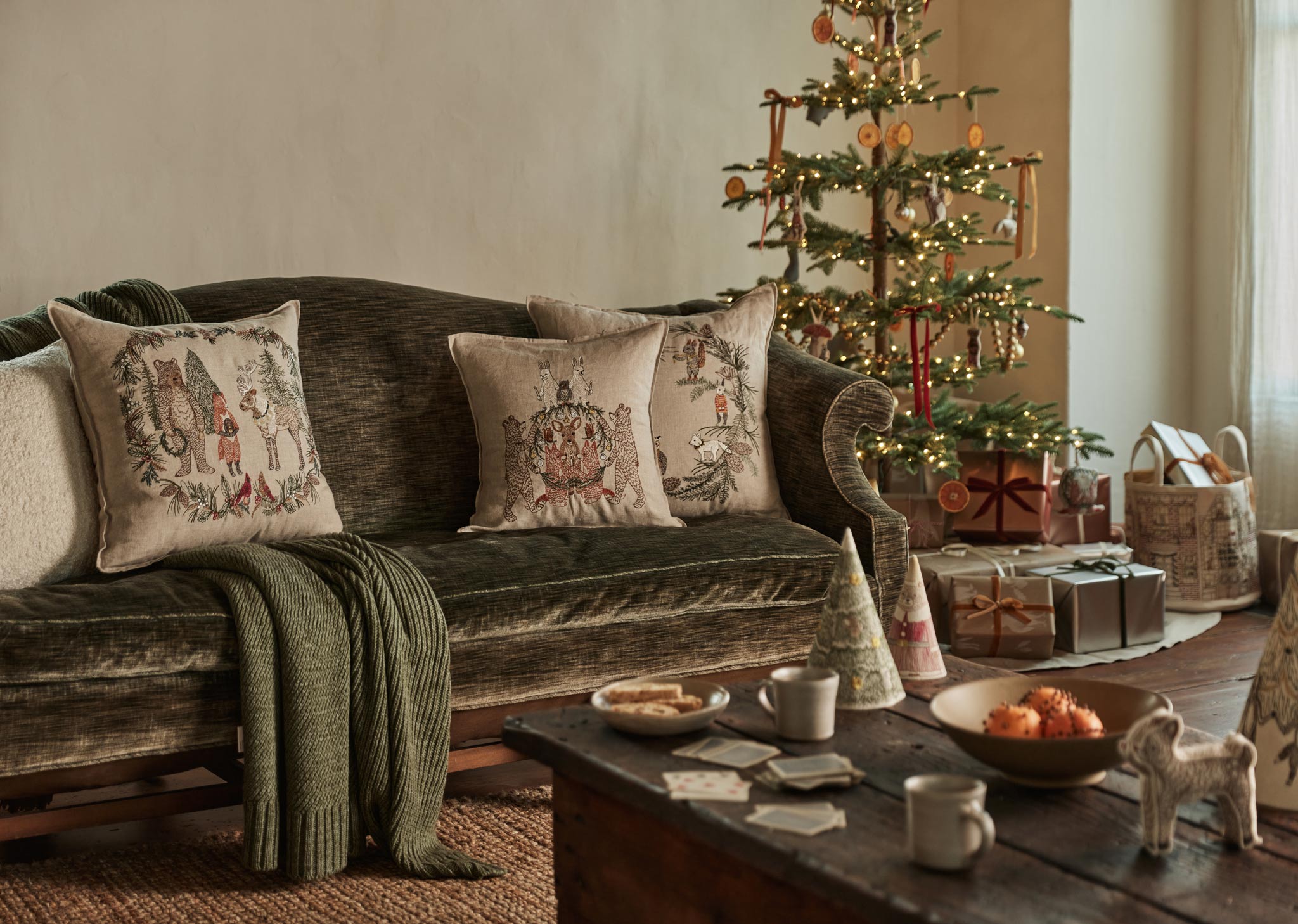 大人の上質  Wreath Trimmers Tree Pillow Tusk & Coral | クッションカバー