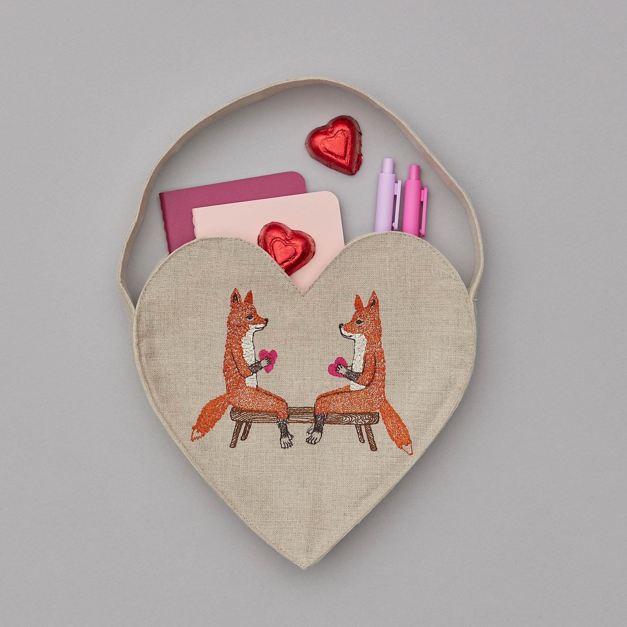 人気ブランドからコーディネートを探す Foxes Smitten Heart Tusk & Coral | Tote 小物入れ